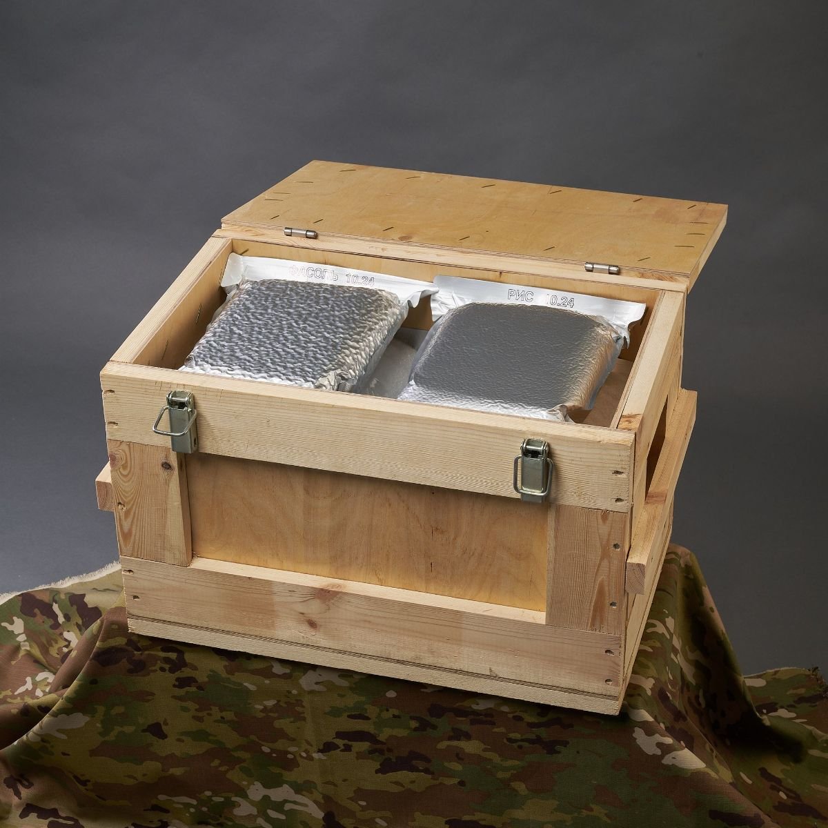 Деревянный ящик в домашней обстановке